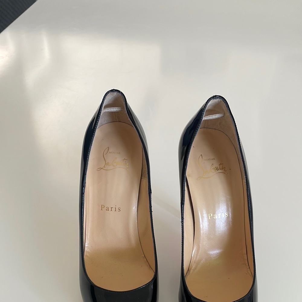 Beautiful red bottom Christian louboutin shoes. Wore it only for two hours.